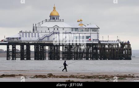 Un pêcheur est éclipsé par l'élégant pavillon bombé sur le dessus de la jetée d''Eastbourne, tôt ce matin. 26 Jun 2017 James Boardman / IMAGES téléobjectif Banque D'Images