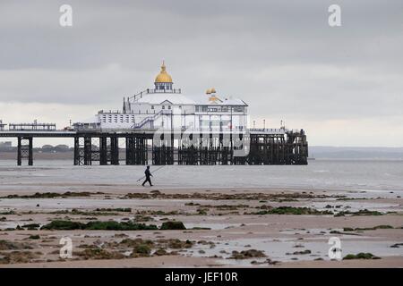 Un pêcheur est éclipsé par l'élégant pavillon bombé sur le dessus de la jetée d''Eastbourne, tôt ce matin. 26 Jun 2017 James Boardman / IMAGES téléobjectif Banque D'Images