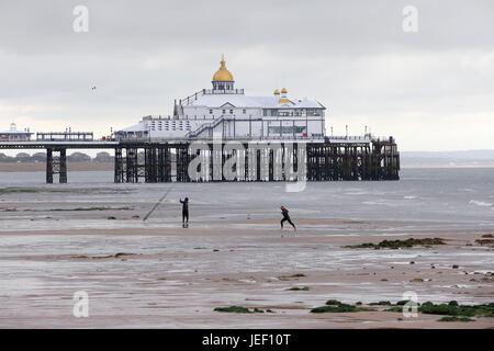 Un pêcheur et nageur sont éclipsées par l'élégant pavillon bombé sur le dessus de la jetée d''Eastbourne, tôt ce matin. 26 Jun 2017 James Boardman / IMAGES téléobjectif Banque D'Images