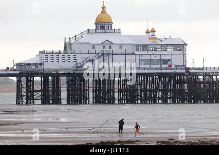 Un pêcheur et nageur sont éclipsées par l'élégant pavillon bombé sur le dessus de la jetée d''Eastbourne, tôt ce matin. 26 Jun 2017 James Boardman / IMAGES téléobjectif Banque D'Images