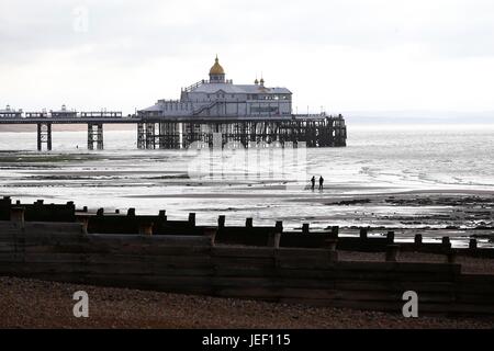 Pêcheur sont éclipsées par l'élégant pavillon bombé sur le dessus de la jetée d''Eastbourne, tôt ce matin. 26 Jun 2017 James Boardman / IMAGES téléobjectif Banque D'Images