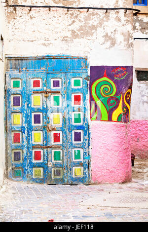 Peint coloré porte et graffiti, wallart, art de rue, dans une ruelle de l'ancienne médina, Marrakech Banque D'Images