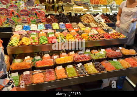 Bonbons colorés sur un stand d'un marché public Banque D'Images
