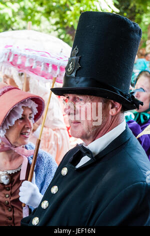 London Victorian policier, Bow Street Runner, Bobby, cuivre, avec long top hat. Portrait, Tête et épaules Vue de côté. À l'extérieur. Banque D'Images