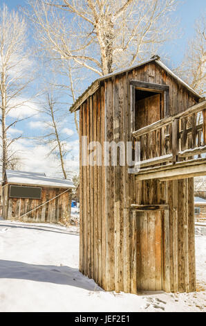 Deux étages outhouse pour les clients de l'hôtel dans une ville fantôme Banque D'Images