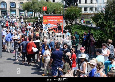 Queue de touristes, Catalogne square, Barcelone, Espagne Banque D'Images