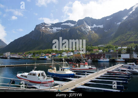 Gryllefjord est un village de pêcheurs et le centre administratif de la municipalité de Torsken sur l'île de Senja, dans la province de Troms, Norvège. G Banque D'Images