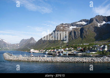 Gryllefjord est un village de pêcheurs et le centre administratif de la municipalité de Torsken sur l'île de Senja, dans la province de Troms, Norvège. L Banque D'Images