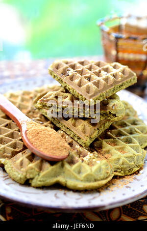 Gaufres maison avec plus de matcha, pistaches, graines de lin. Décorées avec du sucre de coco. Banque D'Images