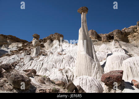 Wahweap Hoodoos (blanc) dans l'Utah, aux USA, est un groupe de Sharp et l'équilibre entre les roches de grès blanc., Wahweap Hoodoos (Weisse Geister) dans Uta Banque D'Images