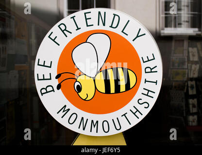 Bee friendly signer à Monmouth, Monmouthshire, Wales, UK Banque D'Images