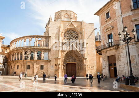 Valence, le 10 avril - 2013 : Virgin square avec apôtres porte de la Cathédrale de Valencia. La Cathédrale est un lieu où l'un des soi-disant Saint Calice Banque D'Images