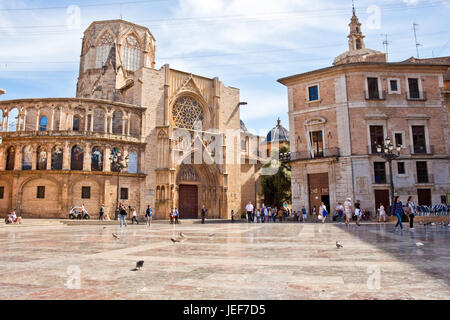 Valence, le 10 avril - 2013 : Virgin square avec apôtres porte de la Cathédrale de Valencia. La Cathédrale est un lieu où l'un des soi-disant Saint Calice Banque D'Images