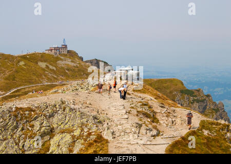 Kasprowy Wierch, Pologne - 9 septembre 2012 : les touristes profitant de la vue près de l'observatoire météorologique et gare du téléphérique sur le mont Kasprowy Wierch Banque D'Images