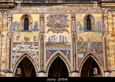 Mosaïque représentant le Jugement dernier au-dessus de la porte d'or de la cathédrale Saint-Guy de Prague. Les rois de ce portail pour entrer dans la cathédrale de couronnement. Banque D'Images