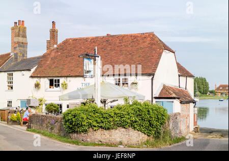 L'auberge de bateau dans le joli village côtier de Bosham, West Sussex, England, UK Banque D'Images