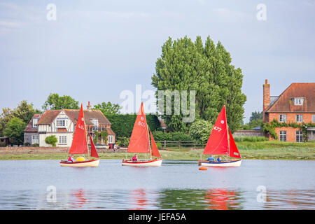 La voile par le beau village côtier de Bosham, West Sussex, England, UK Banque D'Images