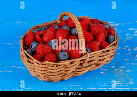 Panier de fruits rouges sur les anciennes cartes Banque D'Images