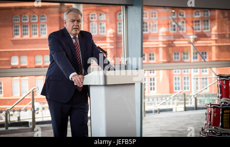 Carwyn Jones suis premier ministre du Pays de Galles lors de la conduite de l'édifice senedd cérémonie des Malouines Banque D'Images