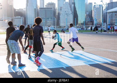 Homme Afroamerican match de basket amateur jouant dans Brooklyn, NY, USA Banque D'Images