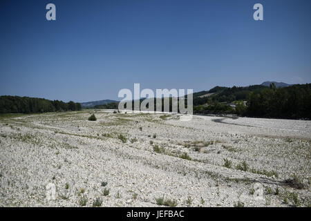 Le lit asséché de la rivière ceno dans la région de Parme. La sécheresse exceptionnelle a été causée par une sécheresse prolongée, des températures élevées et une forte canicule Banque D'Images