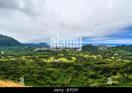 La vue depuis le Nuuanu Pali sur la côte au vent d'Oahu, Hawaii Banque D'Images