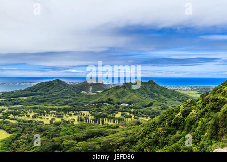 La vue depuis le Nuuanu Pali sur la côte au vent d'Oahu, Hawaii Banque D'Images