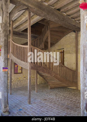 Chateau au sommet du village de Montresor, dans la région de Touraine France Banque D'Images