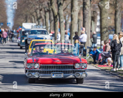 1959 Cadillac Eldorado cabriolet, lors de la traditionnelle voiture vintage défilé pour célébrer le printemps sur ma journée à Norrkoping, Suède Banque D'Images