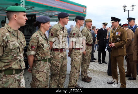 Le comte de Wessex parle aux membres des forces armées au cours de la neuvième Journée des Forces armées à Liverpool. Banque D'Images