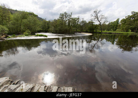 La ville de Llangollen, Wales. La vue pittoresque de Thomas Telford conçu Horseshoe Falls sur la rivière Dee. Banque D'Images