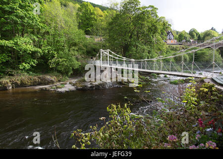 Rivière Dee, le Pays de Galles. Le Pont des Chaînes, sur la rivière Dee à Berwyn, avec Berwyn Gare dans l'arrière-plan. Banque D'Images