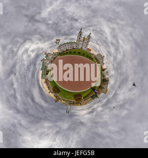 MINSK, BELARUS - 8 avril 2016 : Petite Planète avec Colombes survolant Svyato-Duhov (Saint Esprit) Cathédrale de Minsk, capitale du Bélarus Banque D'Images