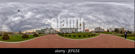 MINSK, BELARUS - 8 avril 2016 : panorama 360 degrés avec Colombes survolant Svyato-Duhov (Saint Esprit) Cathédrale de Minsk, capitale du Bélarus Banque D'Images