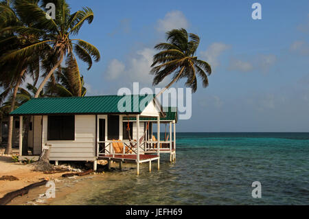 Cabines sur pilotis sur la petite île de Tobacco Caye, Belize Banque D'Images