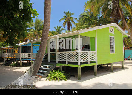 Cabines sur pilotis sur la petite île de Tobacco Caye, Belize Banque D'Images