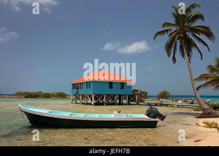 Cabines sur pilotis sur la petite île de Tobacco Caye, Belize Banque D'Images