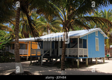 Cabines sur pilotis sur la petite île de Tobacco Caye, Belize Banque D'Images