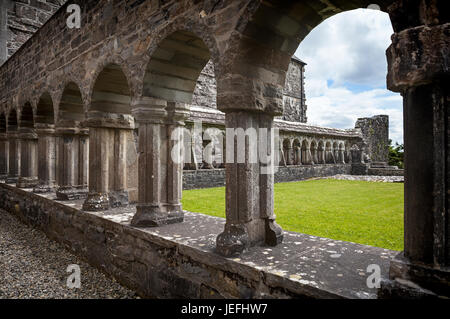 Le Cloître du xve siècle sur le site monastique à l'abbaye de Ballintubber, Comté de Mayo, Irlande Banque D'Images