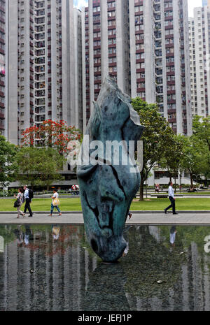 L'eau à 'cheval' sculpture à Via Fiori, Taikoo Place, Hong Kong SAR Banque D'Images