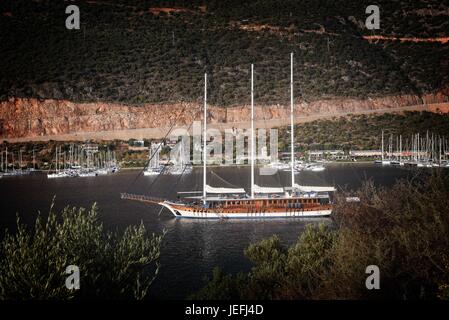 Turquie Antalya Kas un trois mâts goélette à l'ancre dans la nouvelle marina. Banque D'Images