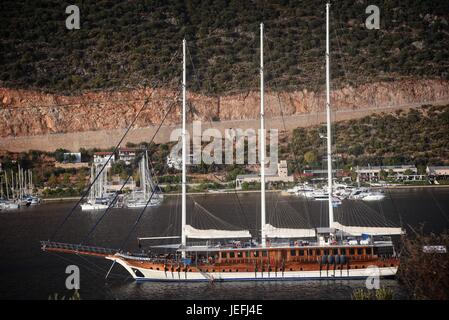 Turquie Antalya Kas un trois mâts goélette à l'ancre dans la nouvelle marina. Banque D'Images