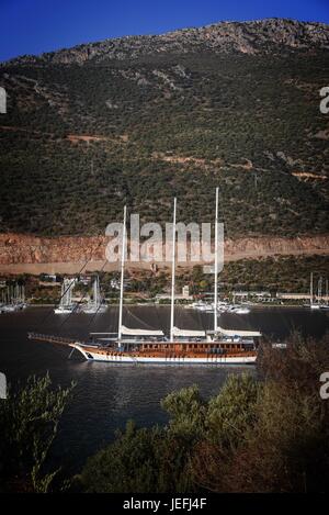 Turquie Antalya Kas un trois mâts goélette à l'ancre dans la nouvelle marina. Banque D'Images