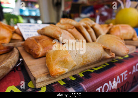 Empanadas colombiennes. sur la marché en Espagne. Banque D'Images