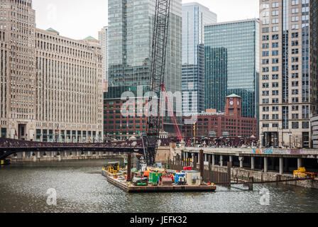 Barge matériaux de construction sur la rivière Chicago Banque D'Images