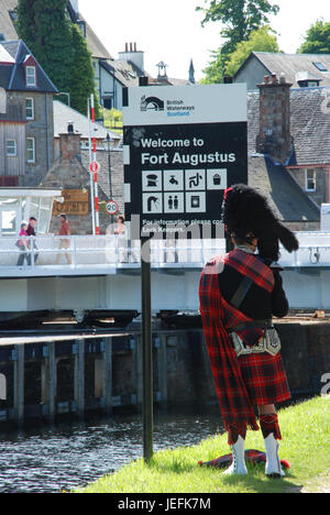 L'Écosse une cornemuse écossaise en faisant une pause à partir de la tuyauterie, Fort Augustus Caledonian Canal Scotland UK. Prises Juin 2017 Banque D'Images