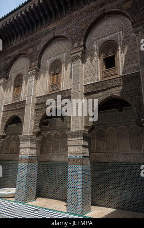 Fes, Maroc - 9 mai 2017 : Cour de Al-Attarine Madrasa est une madrasa de médina de Fès au Maroc, près de la mosquée Al-Qarawiyyin Fès Banque D'Images