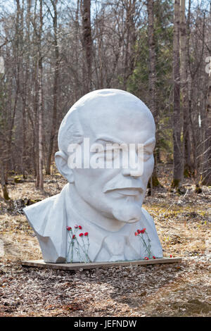 Monument blanc de Lénine de parc de Razliv lake, Russie Banque D'Images