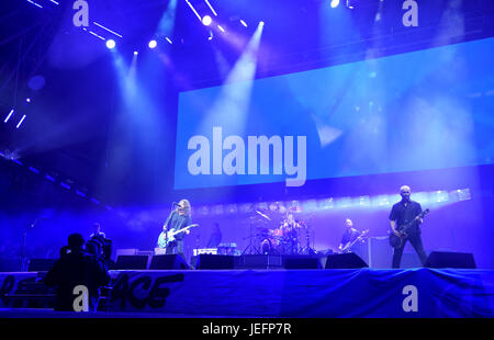 Foo Fighters effectuer sur la pyramide la scène du festival de Glastonbury, à la ferme digne dans le Somerset. Banque D'Images