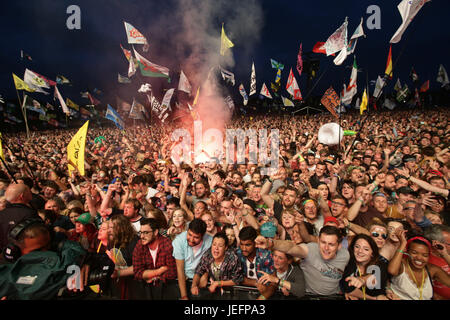 Fans watch Foo Fighters effectuer sur la pyramide la scène du festival de Glastonbury, à la ferme digne dans le Somerset. Banque D'Images